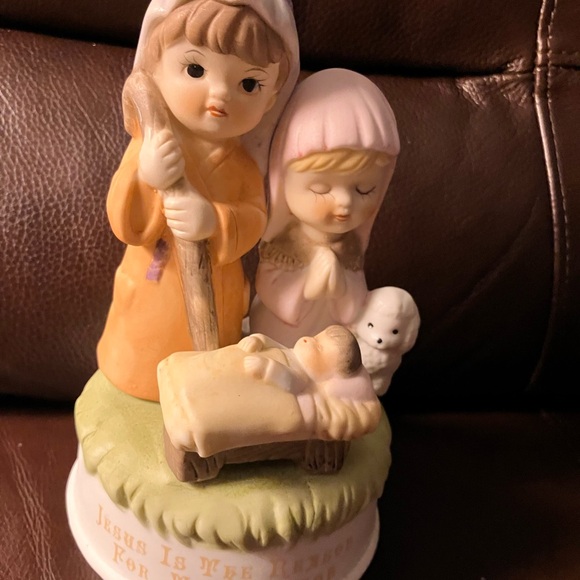 MUSIC BOX JOSEF/MARY & BABY JESUS WITH LAMB. 🐑 9” - Picture 2 of 7